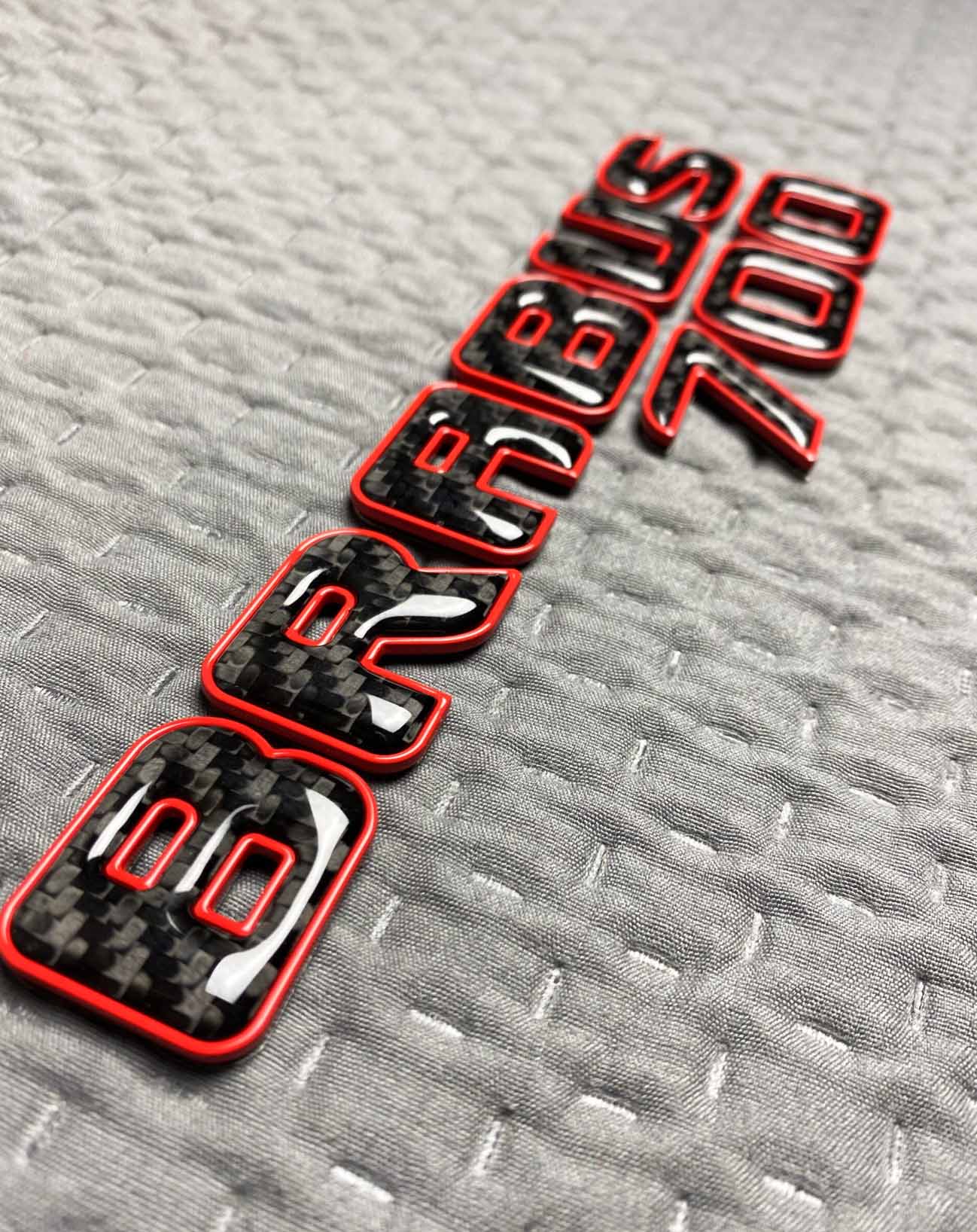 Tail Brabus badges 700 carbon letters with red trim