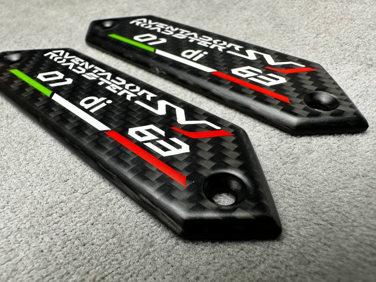 Lamborghini Carbon Fiber Emblems Aventador SVJ Roadster 01 di 63 in the door card